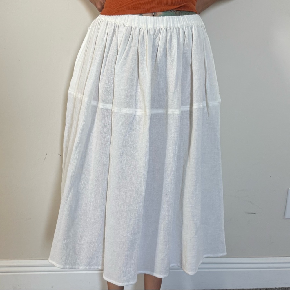 Suzi Kondi White A-Line Midi Skirt with Pleated Tiered Design